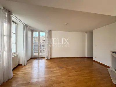 Saint Germain Laye, à 5 minutes à pied du RER A dans un immeuble ancien avec ascenseur en rez-de -jardin coup de coeur pour cet appartement de 4 pièces d'un e surface de 91 M²