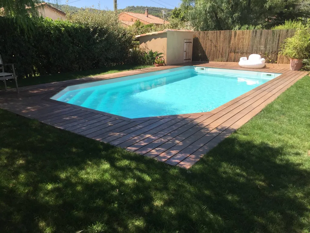 Piscine vue biais avec terrasse et pelouse