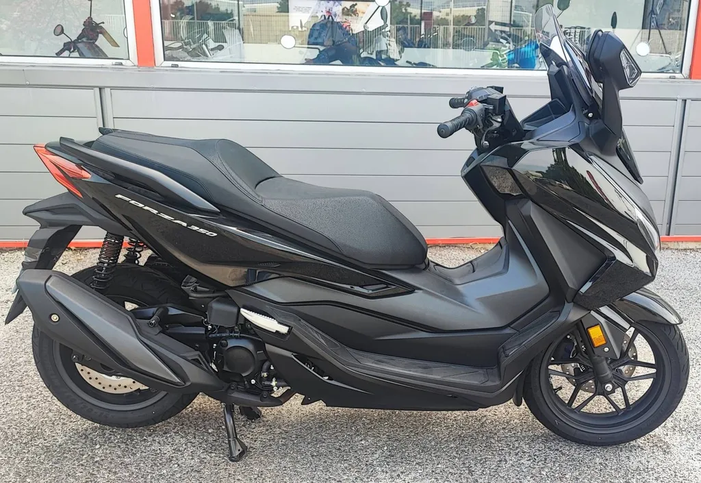 HONDA FORZA 350 DU 05/2025 AVEC 500 KM.
