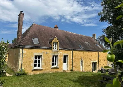 A vendre dans le secteur d'ALENCON (61000), un centre équestre avec 2 maisons d’habitations et écuries, sur une surface de 10HA