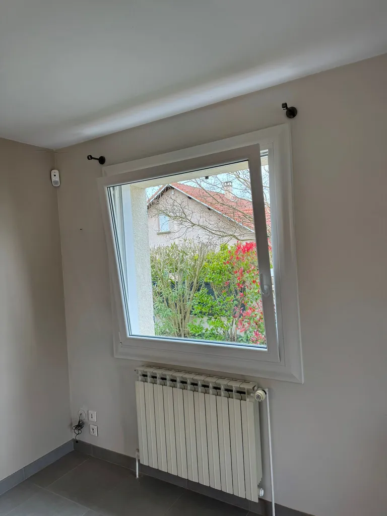 Dépose totale d’un cadre de fenêtre bois pour une repose d’une fenêtre PVC blanc avec une meilleure isolation à Villeurbanne