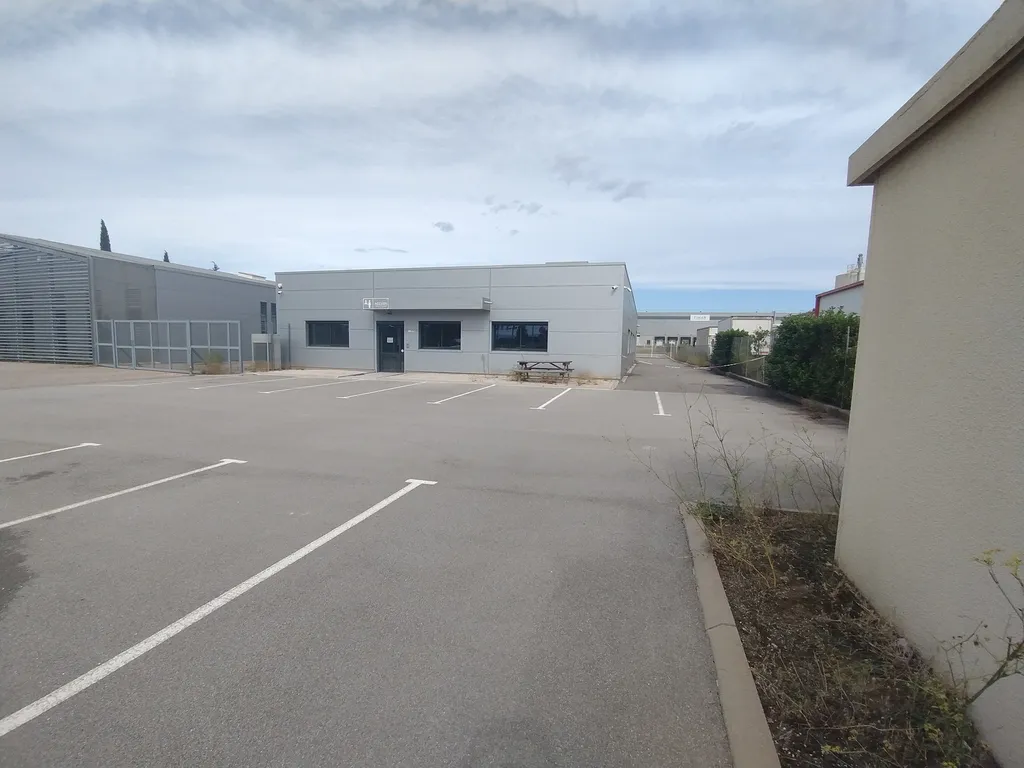 Ensemble de bureaux haut-de-gamme de 500 m² à louer avec open space, bureaux privatifs, partie stockage, porte sectionnelle et parking sécurisé à Rivesaltes dans les Pyrénées-Orientales.
