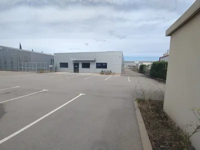 Ensemble de bureaux haut-de-gamme de 500 m² à louer avec open space, bureaux privatifs, partie stockage, porte sectionnelle et parking sécurisé à Rivesaltes dans les Pyrénées-Orientales.