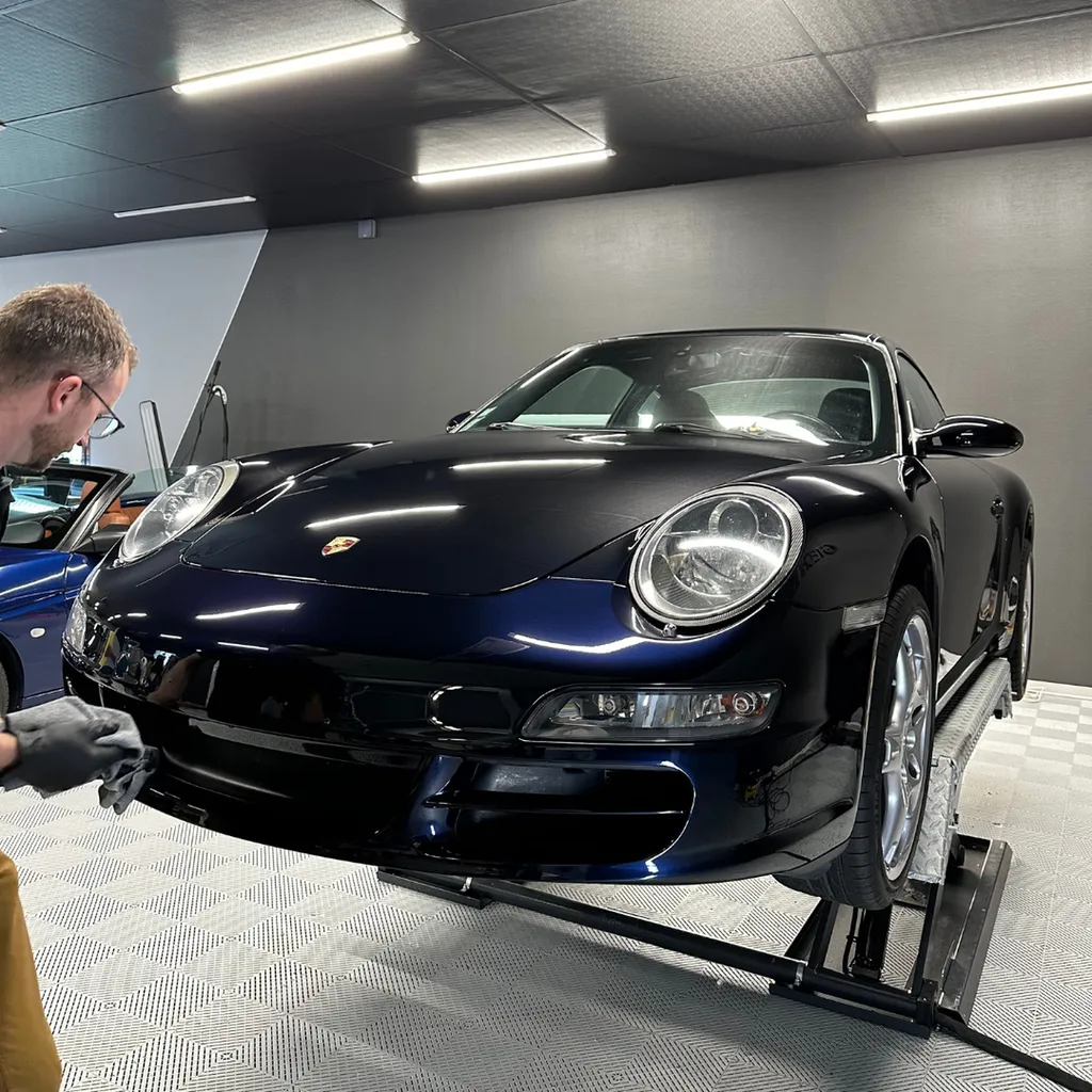 Suppression des rayures sur une Porsche 997 Carrera S proche de Le Mans