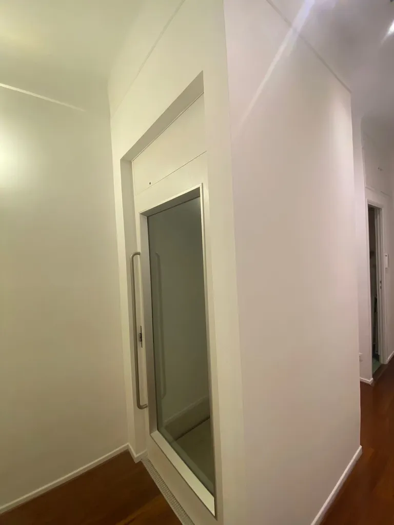 l'installation de cet élèvateur vertical NAMILIFT PL501 à Marseille a été l'occasion de modifier la distribution des pièces