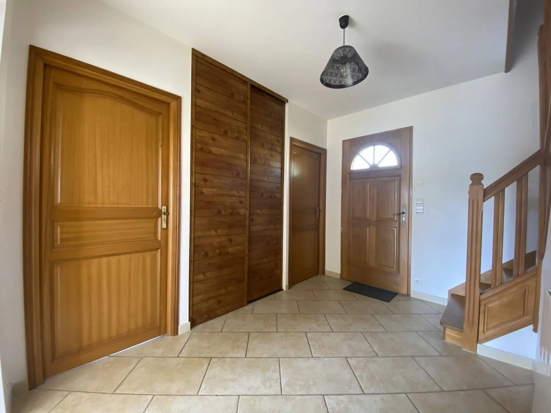 Vends maison familiale avec plusieurs chambres avec des grands espaces, lumineuse et accueillante, proche de Dieppe.