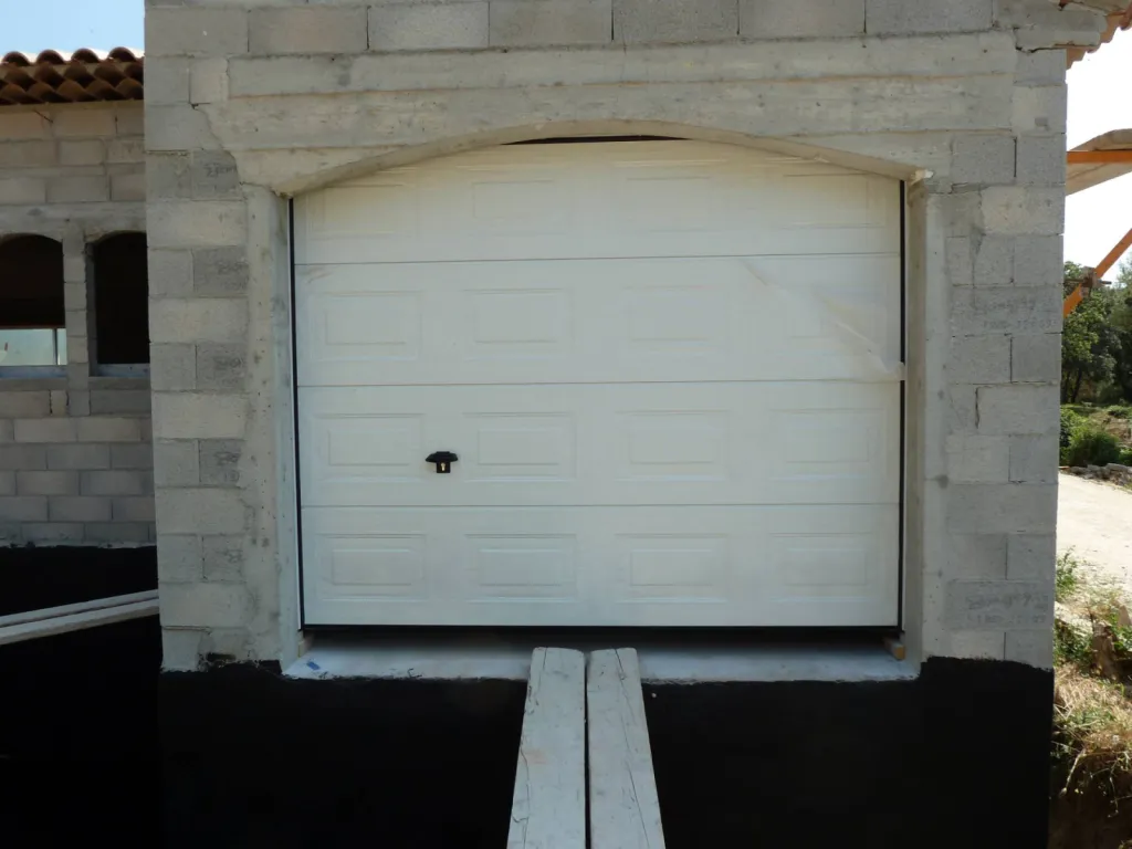 Installateur de porte de garage sectionnelle motorisée à Aix en Provence