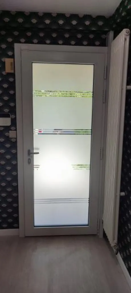 Installation d'une porte d’entrée aluminium monobloc Zenith modèle Saloum triple vitrage haute sécurité à Longvic en Côte-d’Or