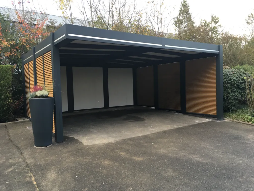 Réalisation d'un carport en aluminium pour deux voitures de 6m x 5.50m en teinte gris 7016 à Montbéliard