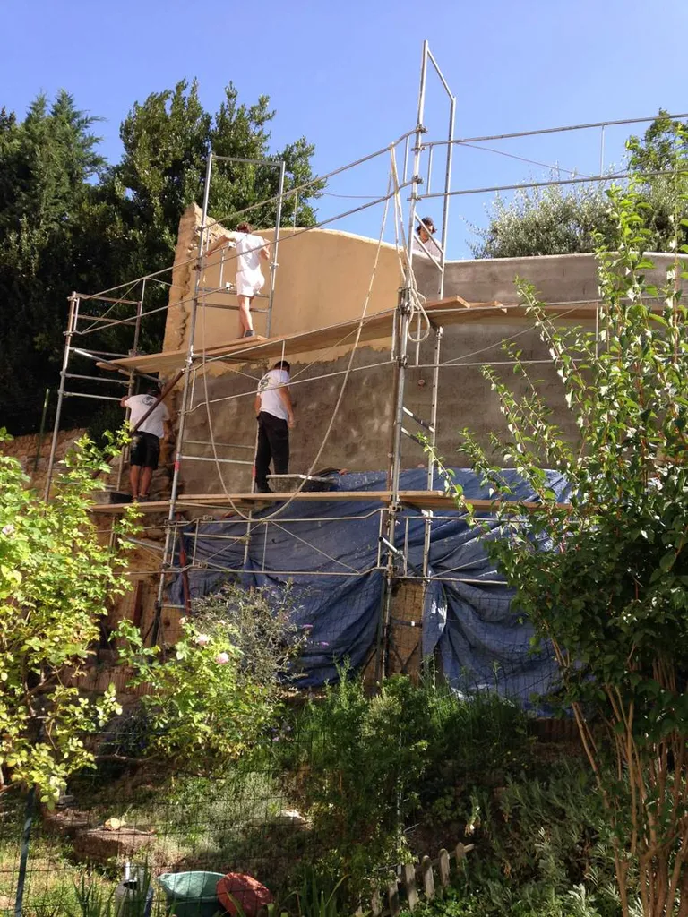 Rénovation d'un mur de soutènement à salon-de-Provence-Réalisation des enduits