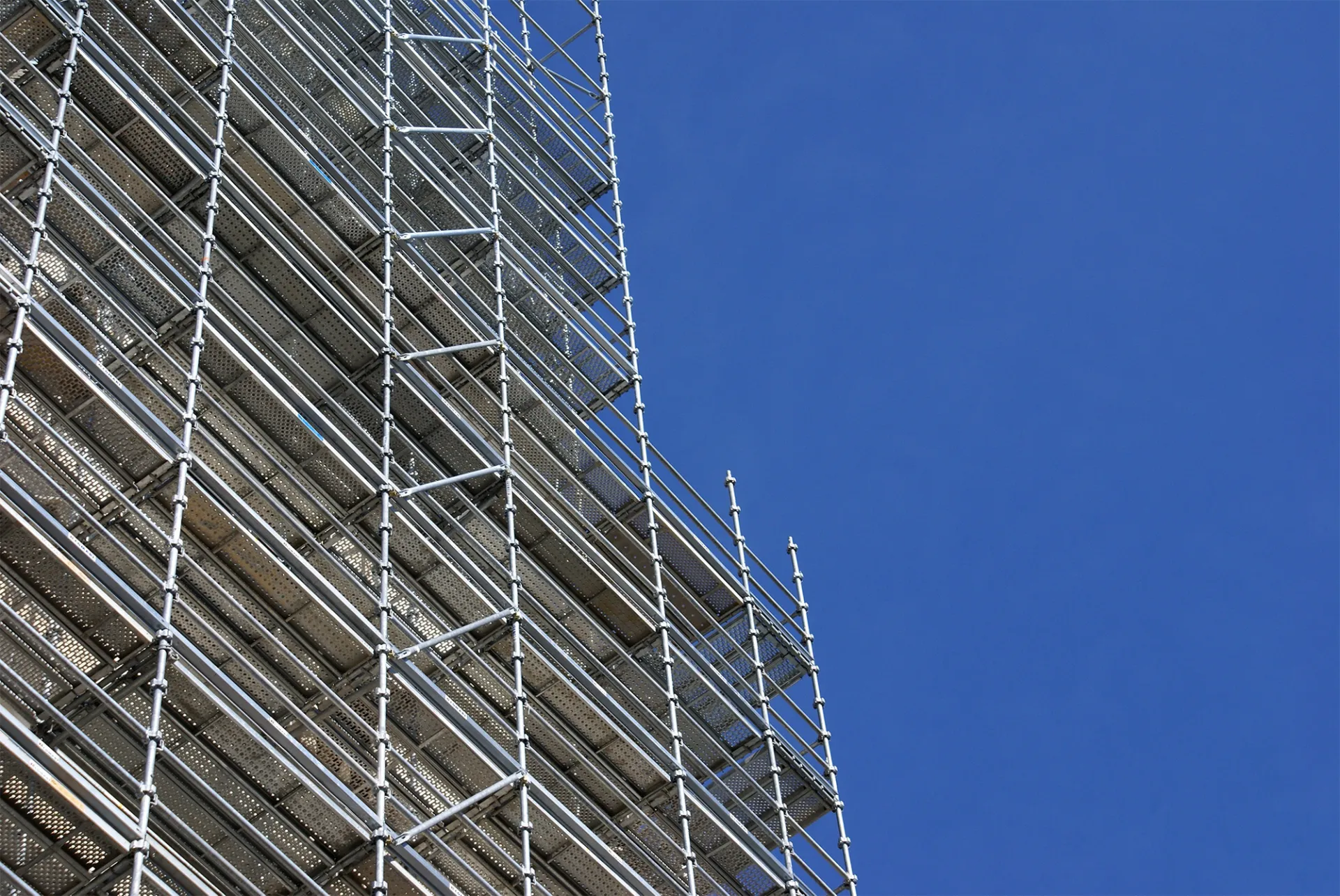 Solutions professionnelles pour le travail en hauteur et la sécurité de vos chantiers près de Marseille et Aix en Provence dans les Bouches du Rhône