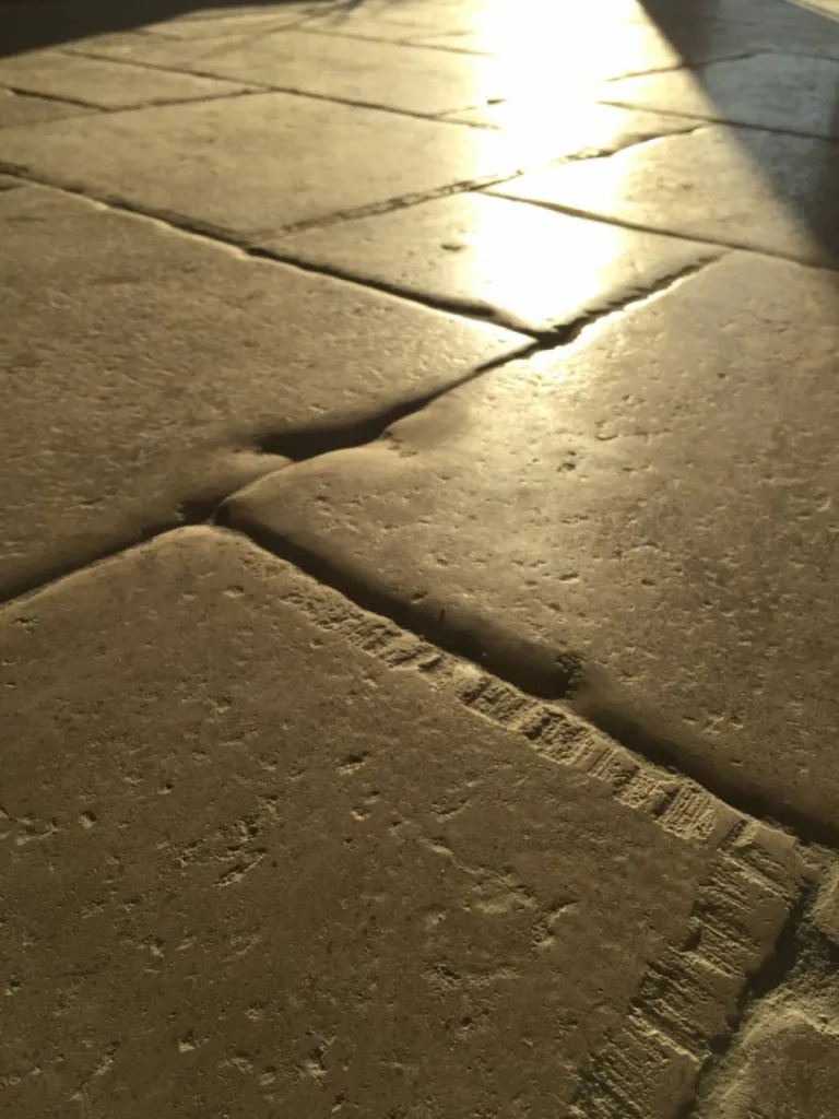 Dallage en pierre ancienne et patinée à Aix en Provence