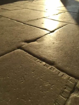Dallage en pierre ancienne et patinée à Aix en Provence