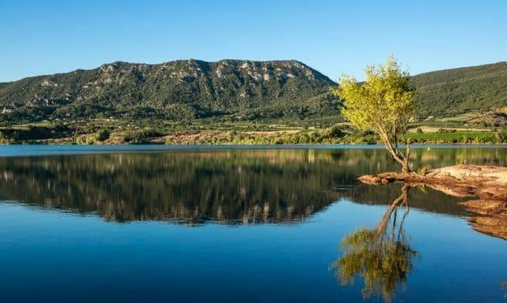 Le Lac du Salagou proche du camping Le Mas de la Plage 4 étoiles à Vias-Plage bord de mer