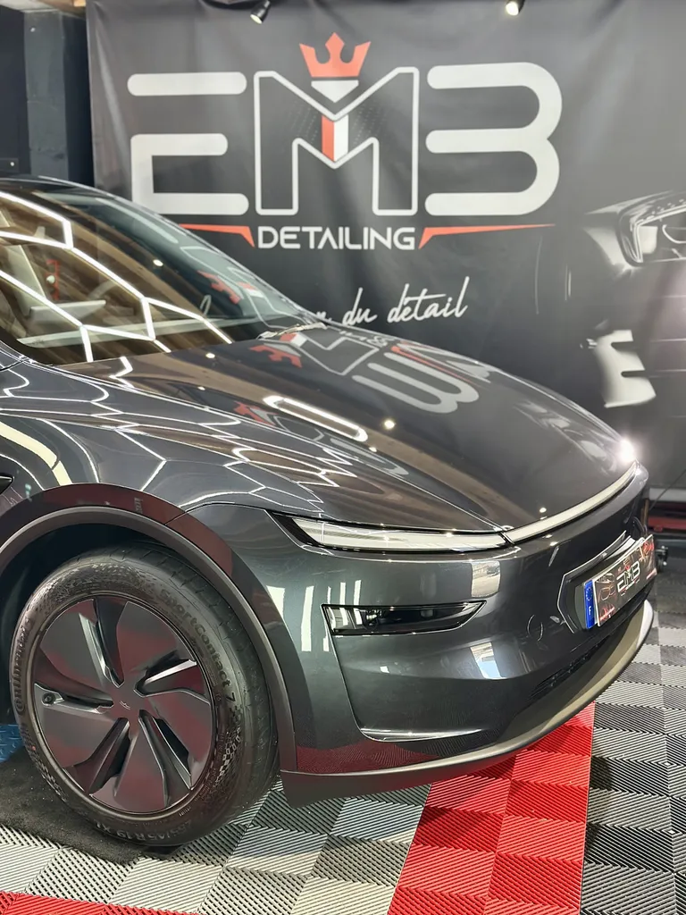 traitement céramique chez EMB DETAILING spécialiste Tesla sur Vaugneray 