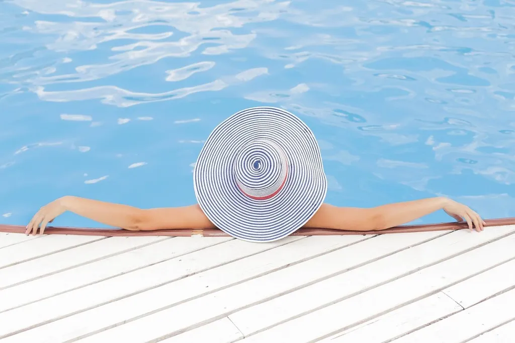 Vente et pose de piscine coque polyester : Cocktail Piscine à Plan de Campagne