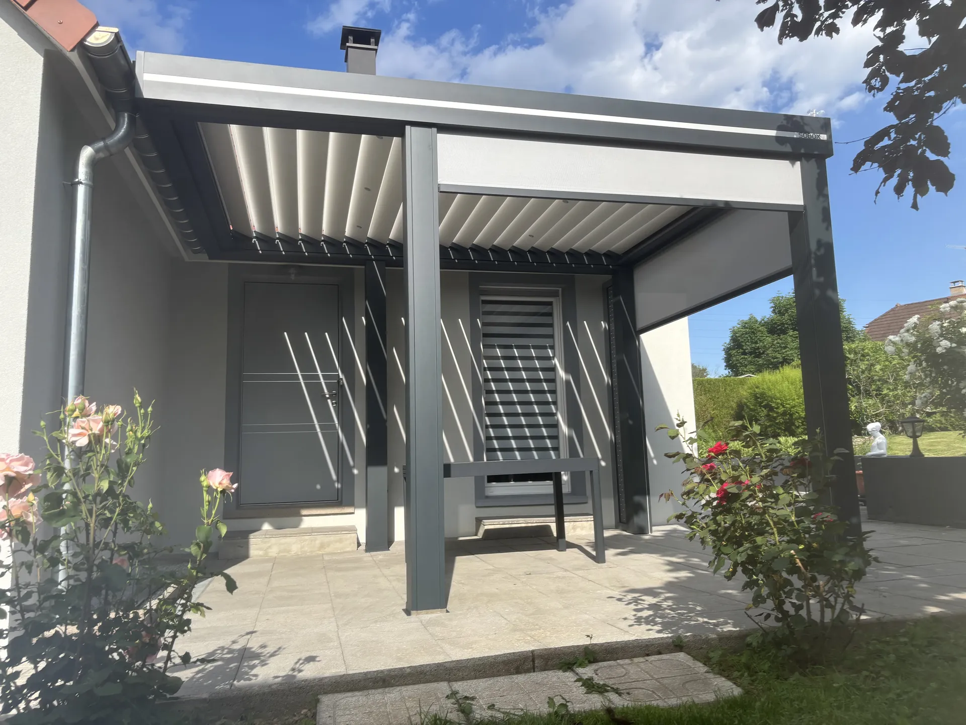 Installation d’une pergola bioclimatique aluminium sur mesure avec lames orientables, stores intégrés et éclairage LED dans le Territoire de Belfort 90000