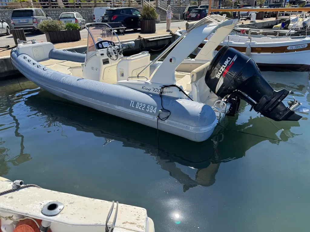 Vente semi-rigide d’occasion Nuova Jolly King 720 Suzuki 250 CV à Six-Fours-les-Plages