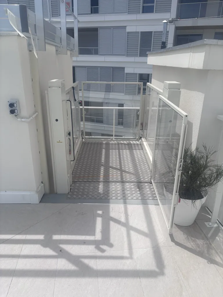 Charge utile de 400 kgs pour élévateur vertical Strategos donnant accès au toit terrasse d'un immeuble à Marseille