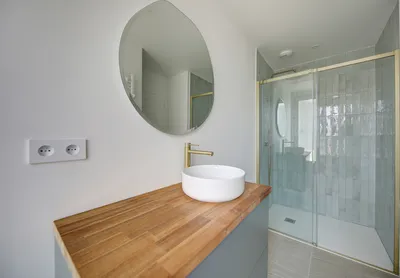 A vendre dans le centre de Saint Germain en Laye près des commerces et du RER un hotêl particulier rénové