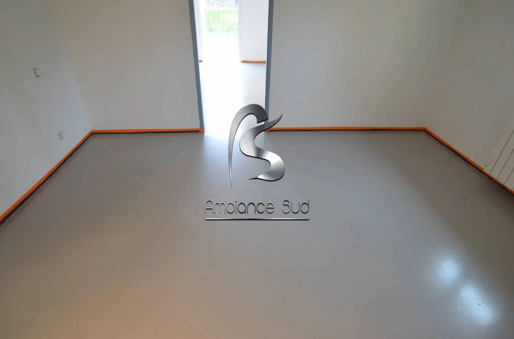 Sol en béton ciré coulé par un artisan expert dans le Var 83 près de Six-Fours-les-Plages