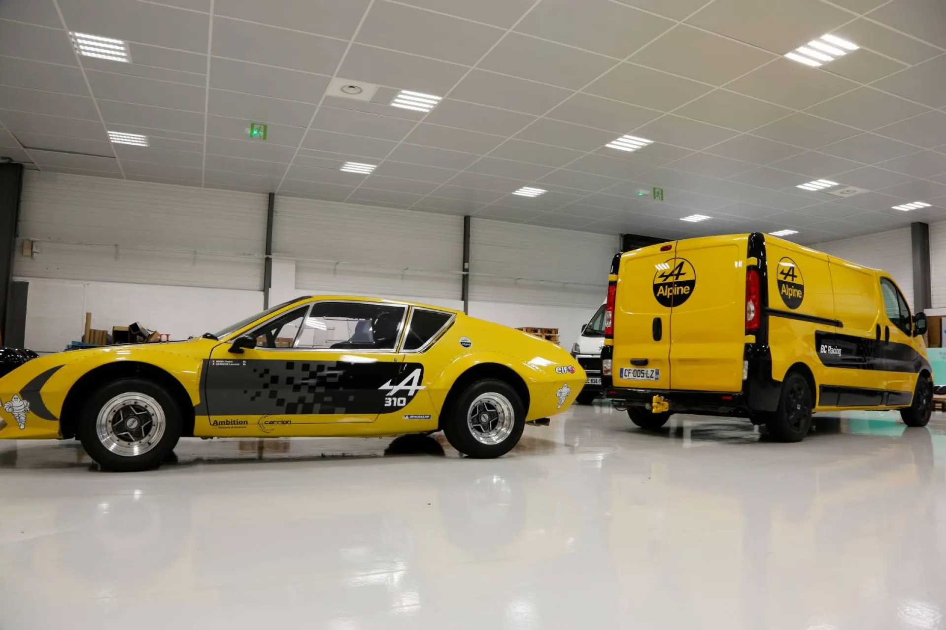 Covering véhicule voiture sport course alpine lyon