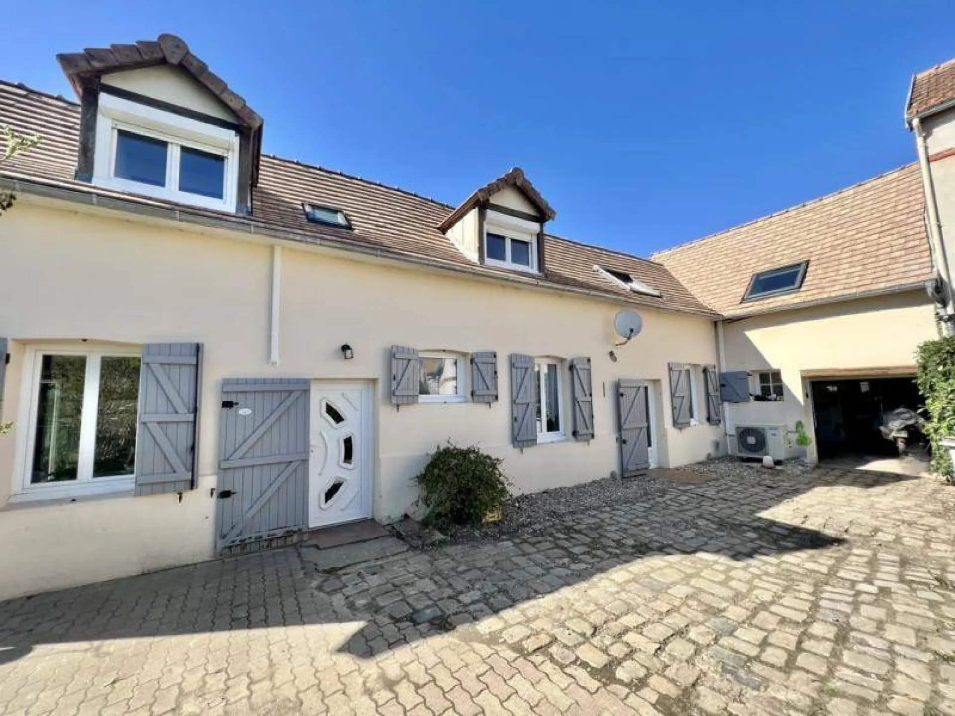 Maison rénovée de 140 m² édifiée sur 649 m² de terrain sur la commune de ST PIERRE LES ELBEUF