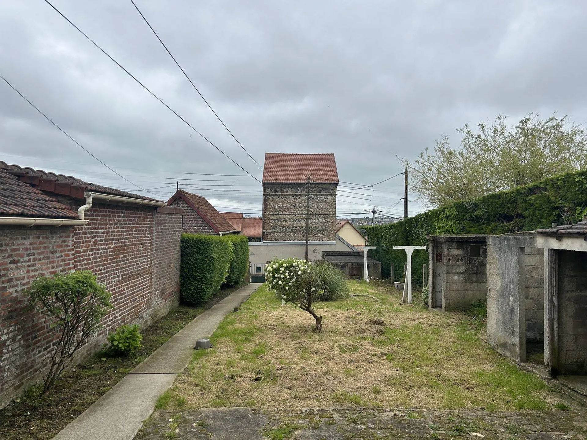 Maison de ville avec potentiel – À 5 minutes de Dieppe, jardin et garage inclus