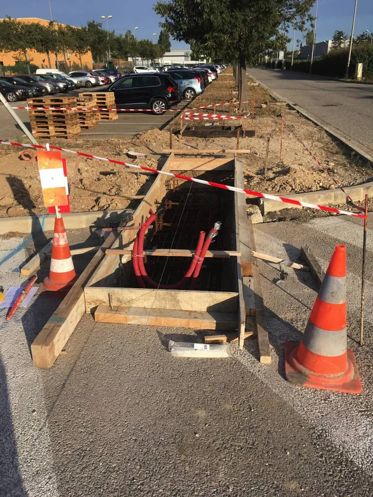 Réalisation d'un portail autoportant à Miramas - Coffrage massifs en béton