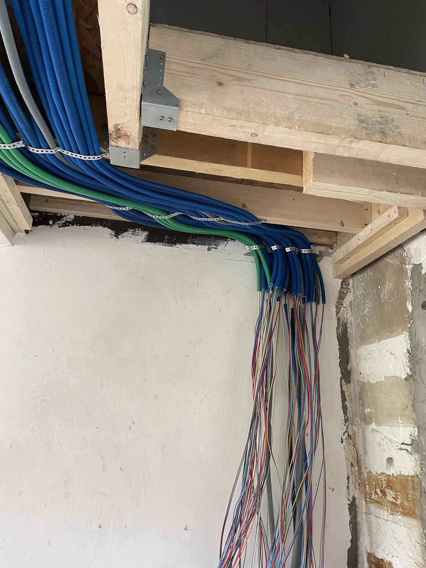 Réseaux électriques rénovés lors d’une rénovation globale d’appartement à Lyon (Rhône – 69) pour une installation conforme et sécurisée