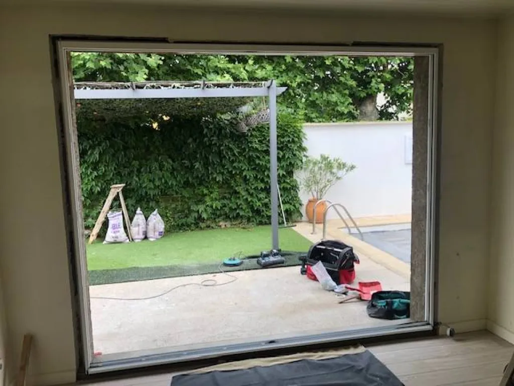 Agrandissement et remplacement d'une porte fenêtre PVC en coulissant deux vantaux en Aluminium à Corbas région Rhône Alpes Auvergne