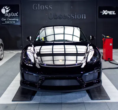 Polissage complet et traitement céramique réalisés sur cette Porsche Cayman GT4, offrant à la carrosserie une brillance maximale et une protection durable contre les contaminants environnementaux.