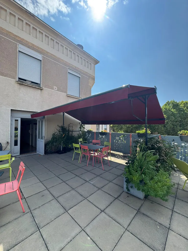 Pose d’un store électrique à deux pentes Matest à l’hôpital Edouard Herriot quartier Grange Blanche à Lyon 8