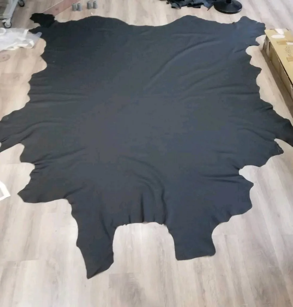 Peau de cuir pour voiture ancienne à bordeaux 