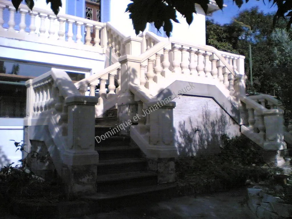 Balustrade en pierre blanche d'Estaillades