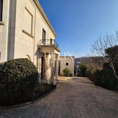 A quelques minutes du centre de Saint Germain en Laye une maison d'exception comprenant 8 chambres, une triple réception, une terrasse avec vue, un espace balneo et un tennis.