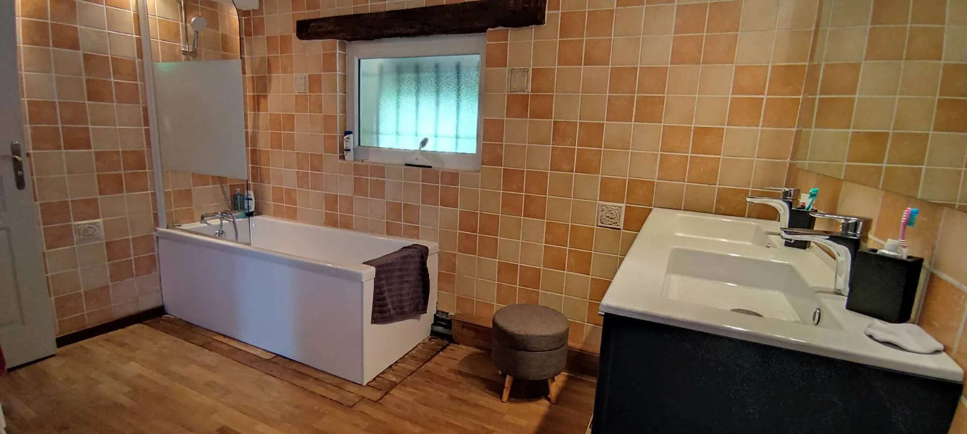 A vendre, à 10 minutes de PONT-L'EVEQUE (14130) et de LISIEUX (14100), découvrez cette maison rénovée offrant une vie de plain-pied. Sur un terrain de 2 600 m², profitez de deux terrasses exposées Sud et Ouest, ainsi qu’une grande dépendance de 92 m²