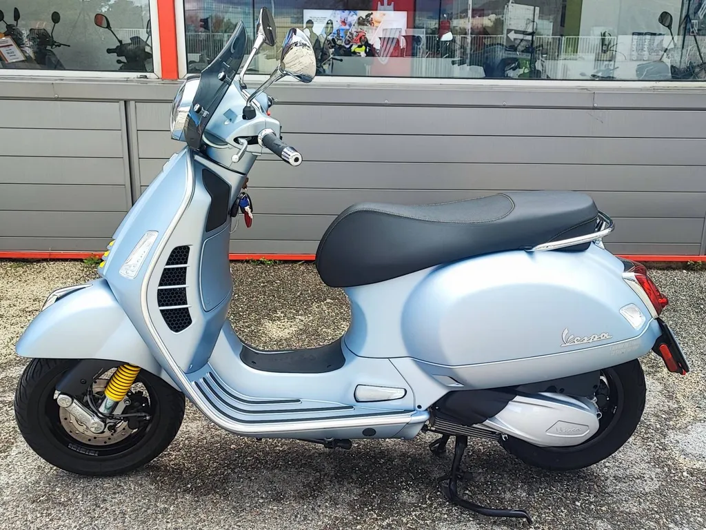 VESPA GTS 300 TECH HPE DU 04/2023 AVEC 3250 KM.