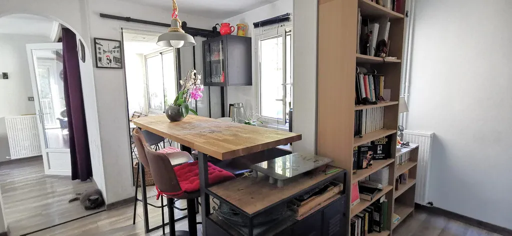 Vente appartement T4 Cassis  avec loggia fermée dans copropriété arborée avec parking facile à 900 mètres du village
