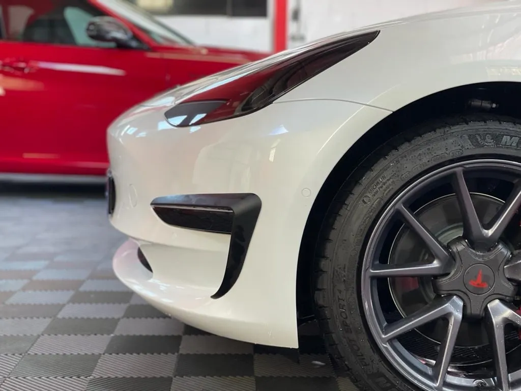 TRAITEMENT CÉRAMIQUE CARROSSERIE TESLA MODEL 3 À CARNOUX EN PROVENCE PROCHE DE MARSEILLE