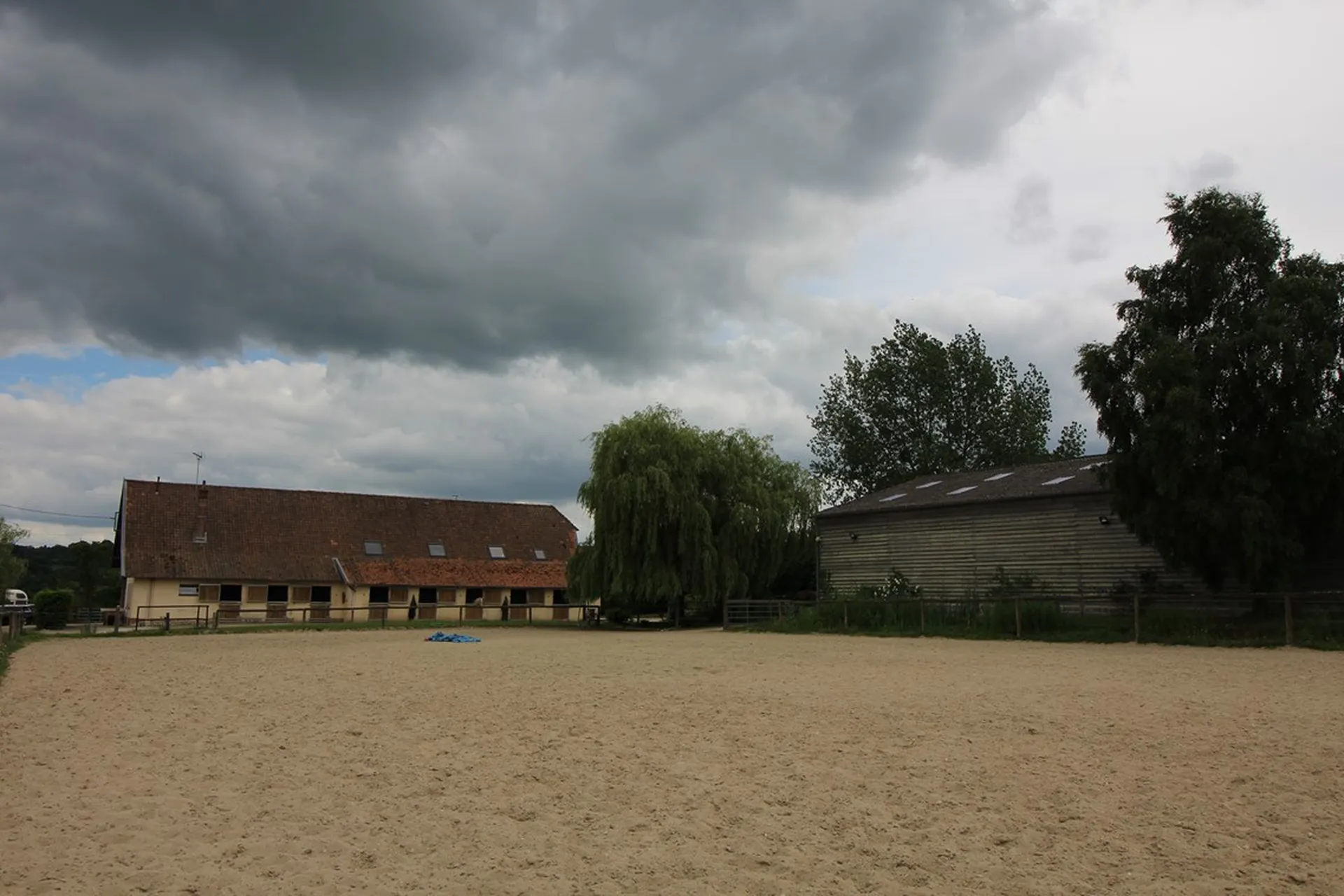 En vente haras avec de nombreux boxes à moins de 30 minutes de Deauville 14800