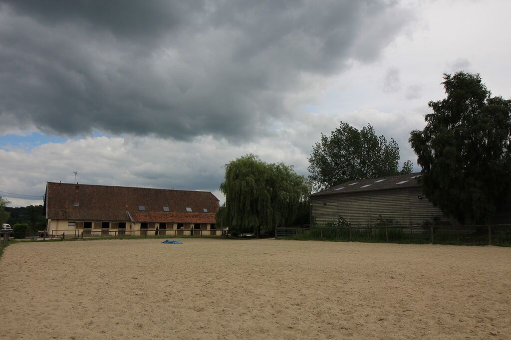 En vente haras avec de nombreux boxes à moins de 30 minutes de Deauville 14800