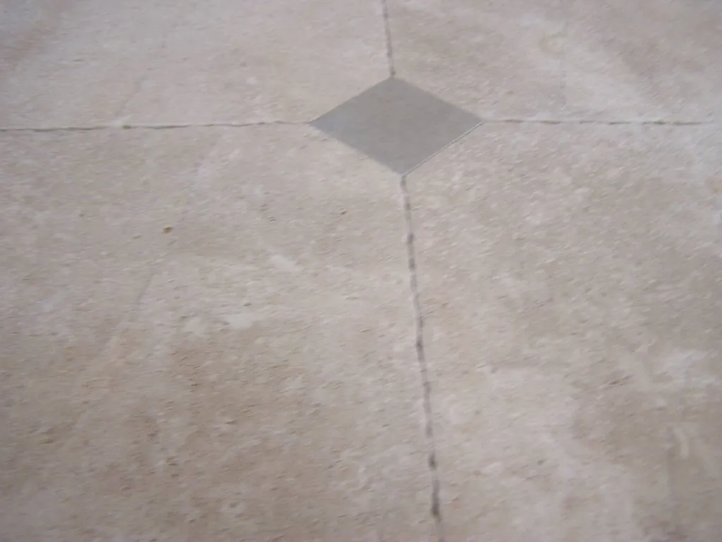 Dallage en pierre naturelle pour sol intérieur, terrasse et plage de piscine en extérieur. Quelle pierre choisir au 36 rue de Bourgogne à Paris ?