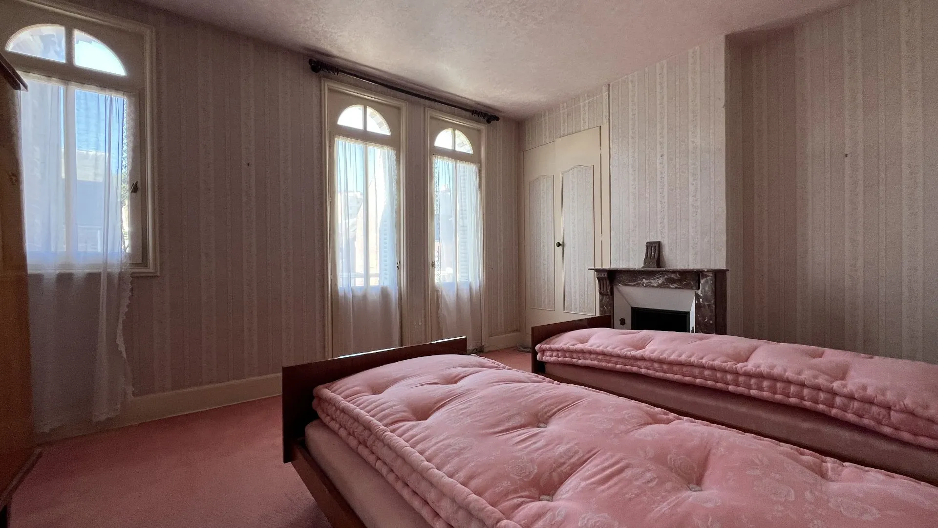 A vendre Maison de maître 265m² avec 7 chambres, parquet ancien, dépendance et garage double, terrain clos 980m², fort potentiel rénovation au cœur du Tréport 76470.