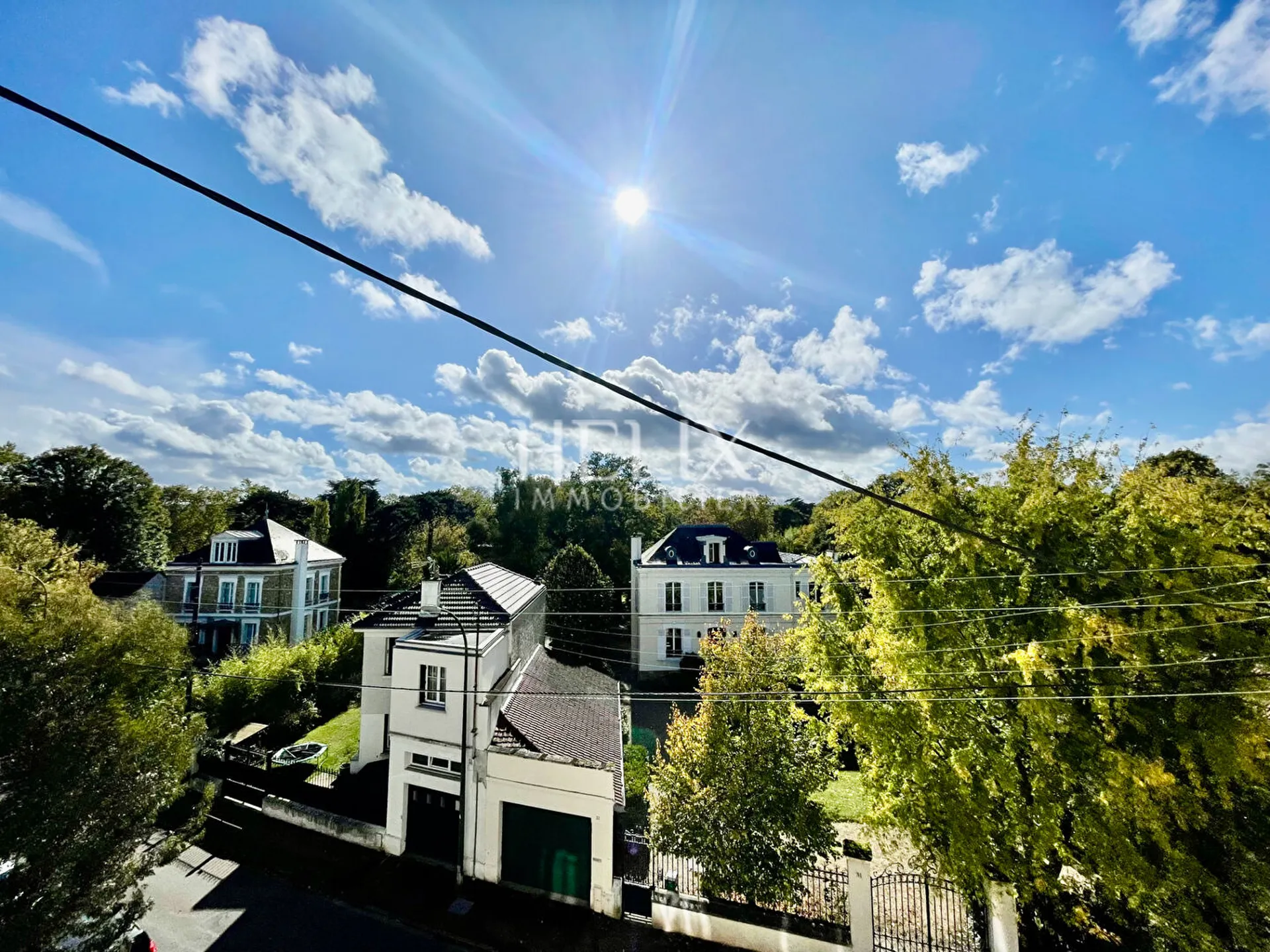 Helix immobilier Le Vésinet ciel bleu