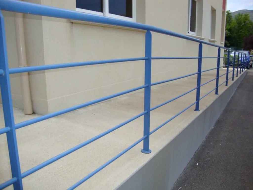 JE CHERCHE UNE BALUSTRADE MODERNE A PEYPIN