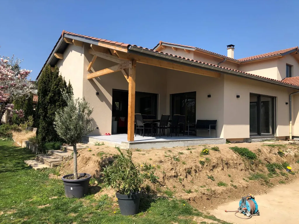 rénovation compléte d'une villa avec fenêtres bois chene naturel intérieur et alu ral 2900 extérieur à Morancé