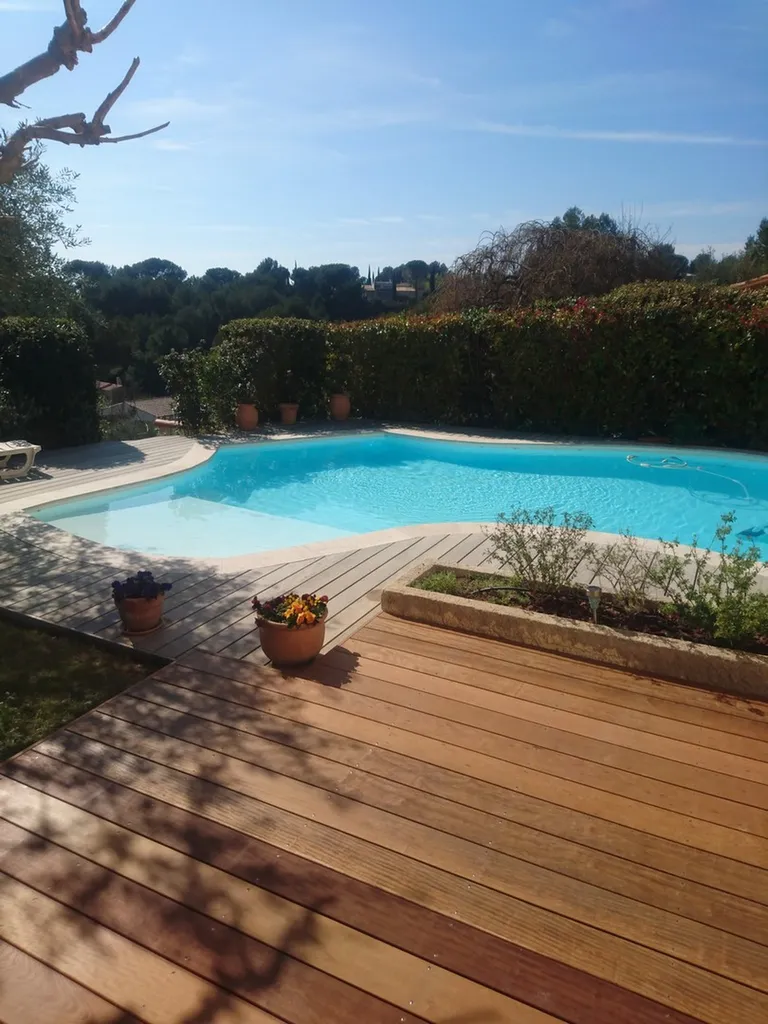 Terrasse bois Itauba à Eguilles sur lambourdes bois exotiques et plots bétons