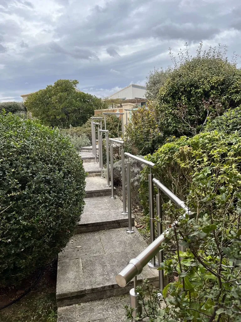 Installation d'une main courante en inox dans le Luberon