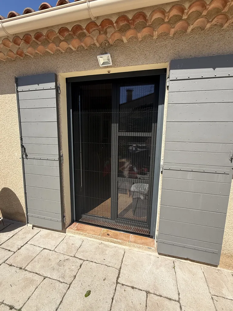 Mise en place de moustiquaire Enroulable et Plissea sur fos sur mer